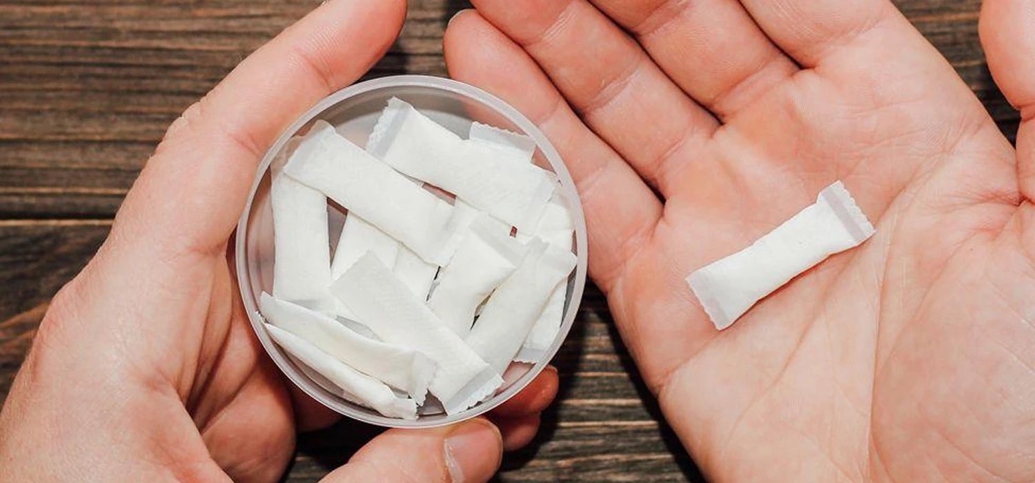 Czym jest snus? Czym jest niezbezpieczna moda wśród nastolatków i czy jest ona legalna? - zdjęcie