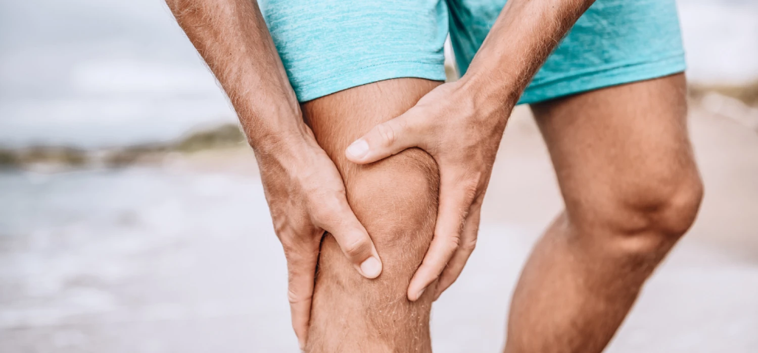 Woda w kolanie – poznaj objawy i dowiedz się, jak je leczyć