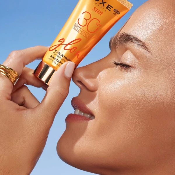 Nuxe Sun, fluid rozświetlający z efektem skóry muśniętej słońcem, SPF 30, 40 ml